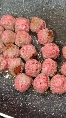 Tavada pişen köfteler.