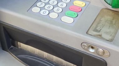 ATM 'den para çeken biri.