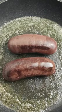 Tavada kara puding pişirmek.