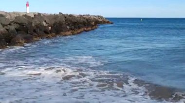 Cap d 'Agde' de bir sahilde deniz feneri.)