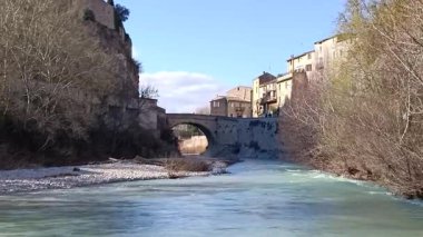 Vaison la Romaine kasabasındaki Roma köprüsünün manzarası