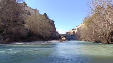 Vaison la Romaine kasabasındaki Roma köprüsünün manzarası