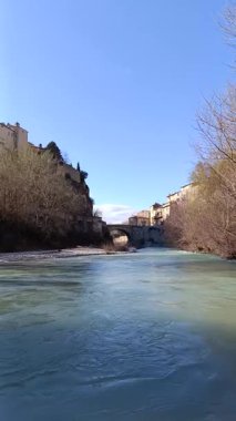 Vaison la Romaine kasabasındaki Roma köprüsünün manzarası