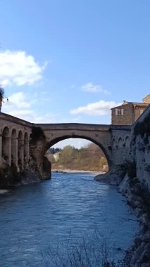 Vaison la Romaine kasabasındaki Roma köprüsünün manzarası