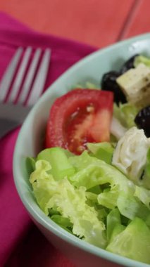 Rokfor peynirli ve çiğ sebzeli karışık salata..