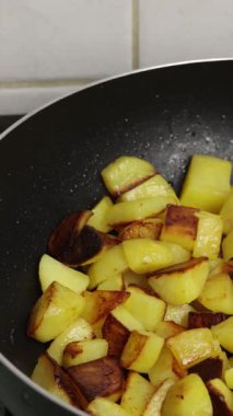 Patates kızartması, tavada pişmiş.
