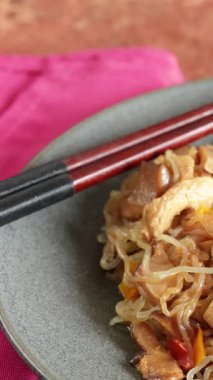 Bir tabak kızarmış erişte, et ve sebze.