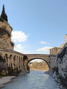 Vaison la Romaine kasabasındaki Roma köprüsünün manzarası
