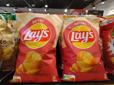 Montlimar, Auvergne-Rhne-Alpes, Fransa - 02012025: Bir mağazada patates cipsi serer