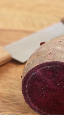 Okinawa mor tatlı patatesi, yakın plan.