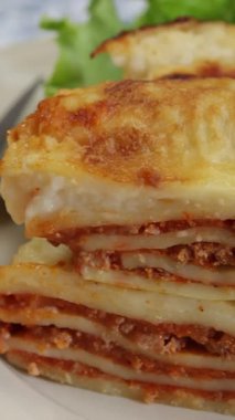 Bolonez lazanya dilimi, yakın plan.