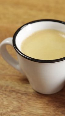 Bir fincan kahve ve kruvasan, yakın plan.