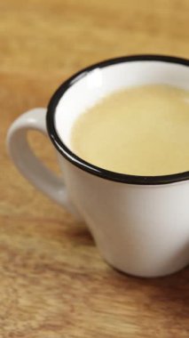 Bir fincan kahve ve kruvasan, yakın plan.