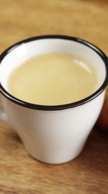 Bir fincan kahve ve kruvasan, yakın plan.