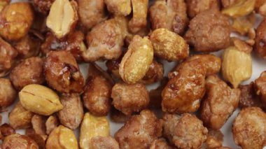 Şekerli karamelli fıstık yığını (chouchou)