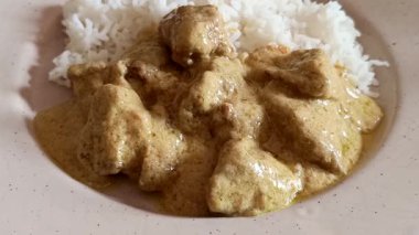 Hint cevizi sütü ve pilavlı körili tavuk.