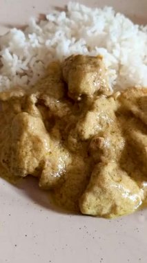 Hint cevizi sütü ve pilavlı körili tavuk.