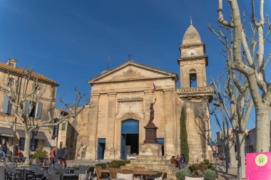 Provence-Alpes-Cte d 'Azur' daki Fontvieille köyündeki kilisenin manzarası