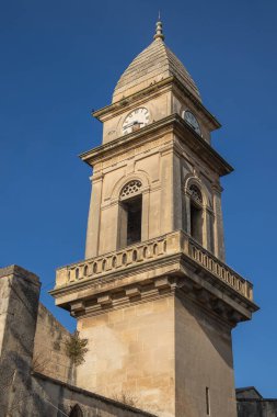 Provence-Alpes-Cte d 'Azur' daki Fontvieille köyündeki kilisenin çan kulesinin manzarası
