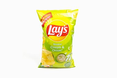 Lay marka krema ve soğan aromalı patates cipsi.