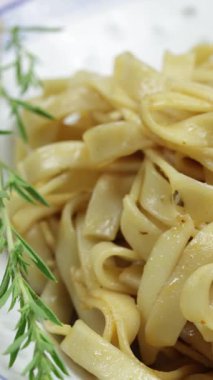 Bir tabak tagliatelle, yakın plan.