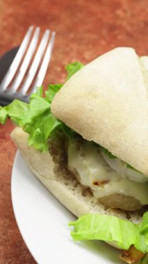 hamburger ve patates kızartması bir plaka üzerinde