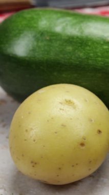 Çiğ sebzeler, yakın plan, masanın üstünde.