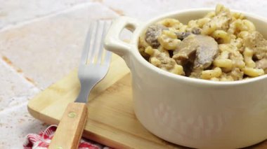 Mantarlı makarna yemek