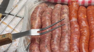 Merguez ve çiğ sosisler masada.