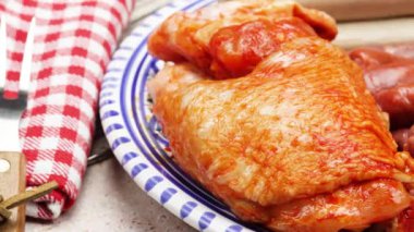 Çiğ sosis, merguez ve tavuk.