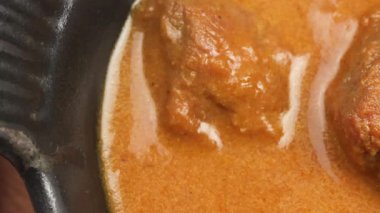 Domatesle pişirilmiş kuzu eti, yakın plan.