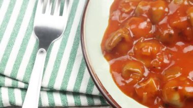 Bir tabak Yunan mantarı, yakın plan.