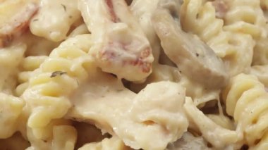 Düdük makarna mantar ve pastırma