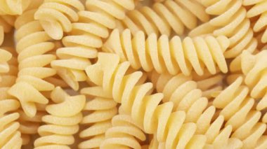 Çiğ fusilli makarna, kapat.