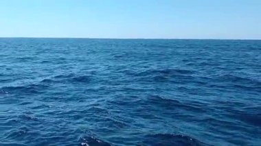 Hareket eden bir tekneden deniz manzarası