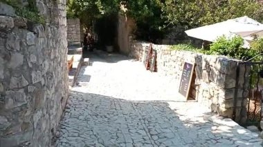 Seguret köyündeki sokak (Vaucluse, Fransa)
