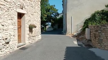 Seguret köyündeki sokak (Vaucluse, Fransa)