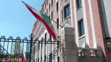 Budapeşte 'de bir binanın cephesinde Macar bayrağı
