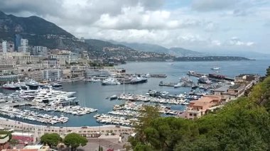 Limanın ve Monako şehrinin manzarası