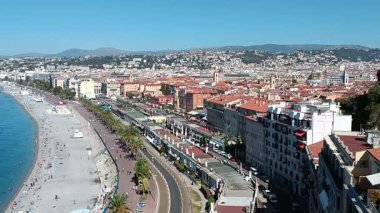 Şehrin yükseklerinden Nice şehrinin sahil manzarası