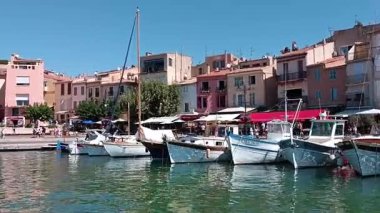Cassis, Provence-Alpes-Cte d 'Azur, Fransa - 01 / 08 / 2022: Deniz kıyısından Cassis kasabasının manzarası