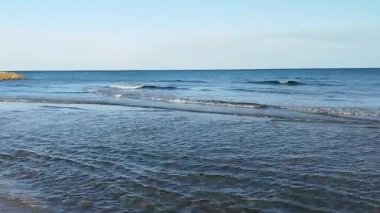 Akdeniz sahilinde dalgalar