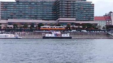 Macaristan 'ın Budapeşte şehrinde Tuna Nehri üzerinde tekne gezisi