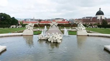 Aşağı Belvedere Sarayı ve bahçeleri, önünde bir çeşme ile