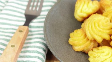 Bir tabak düşes patatesi, yaklaşın.