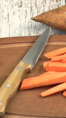 Kesme tahtasında çiğ patates kızartması.