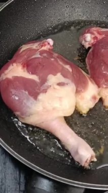 Tavada pişen ördek bacakları.