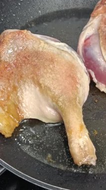 Tavada pişen ördek bacakları.