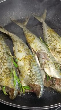 Tavada pişirilmiş uskumru fileto.