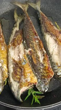 Tavada pişirilmiş uskumru fileto.